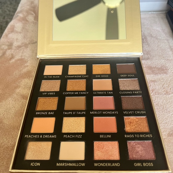 ICONIC LONDON
Day To Slay Eyeshadow Palette - Picture 3 of 6